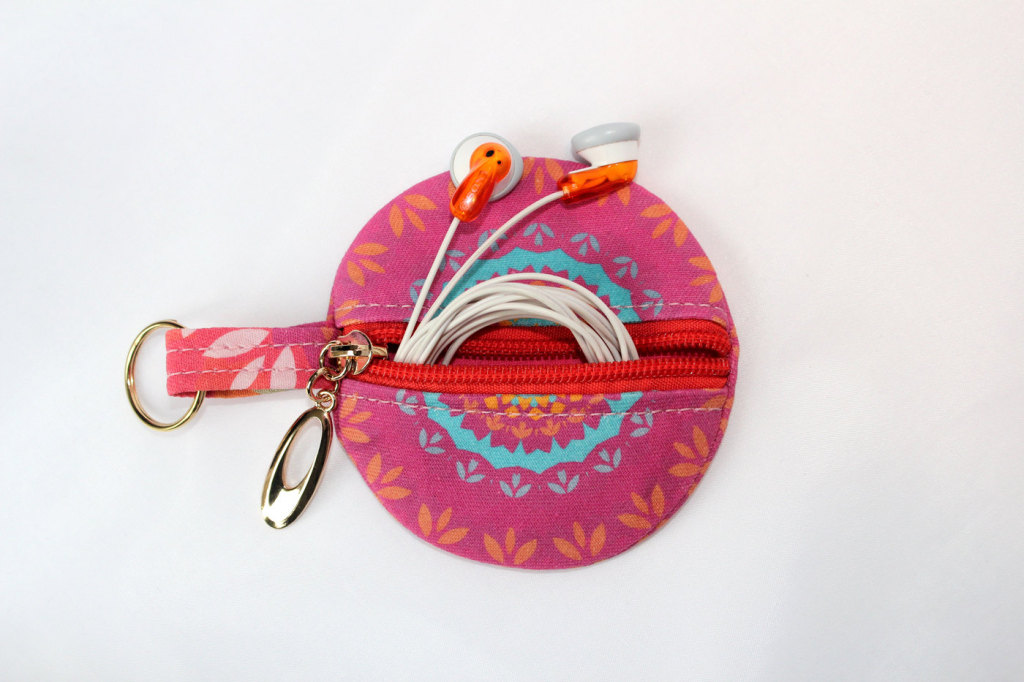 Small coin purse, ear bud/earphone case with keyring by PuntoBelle