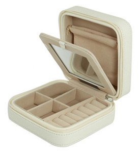 Jewelry stays put when packed in this travel-sized zipper-sealing box: Mele & Co Jewelry Box - bit.ly/1kRxkrA